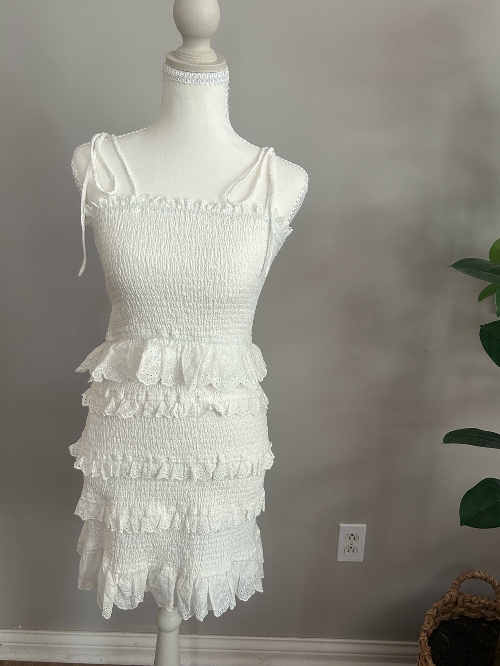 NWT Storia You Flatter Me White Eyelet Ruffle Smocked Bodycon Mini Dress - Picture 4 of 9